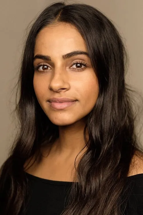 Mandip Gill interpretando a Narrator