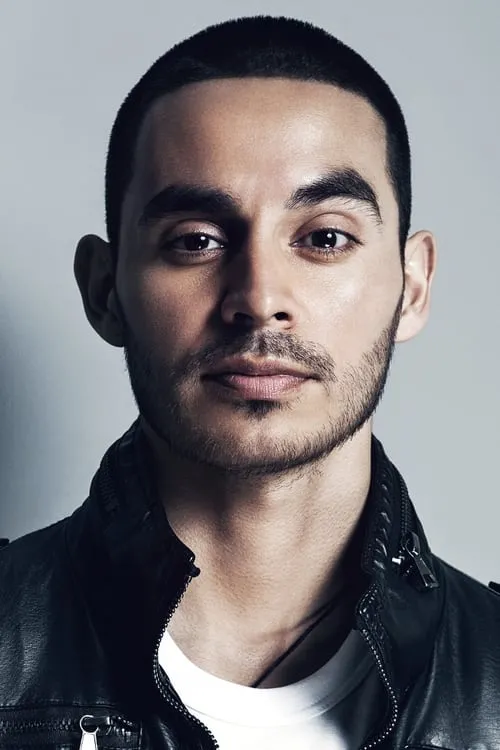 Manny Montana interpretando a Manuel Sabatar