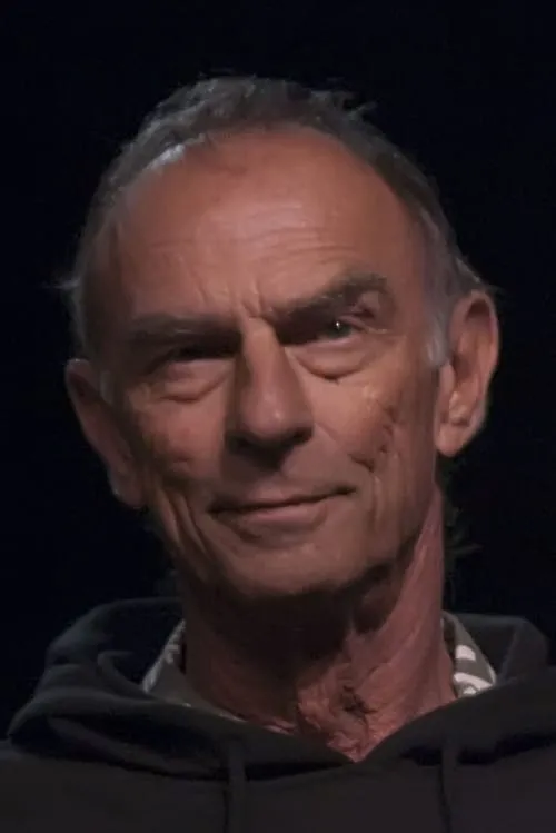 Marc Alaimo interpretando a Transfer Guard