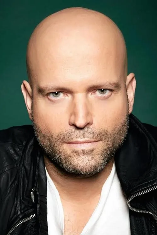 Marc Forster interpretando a Self