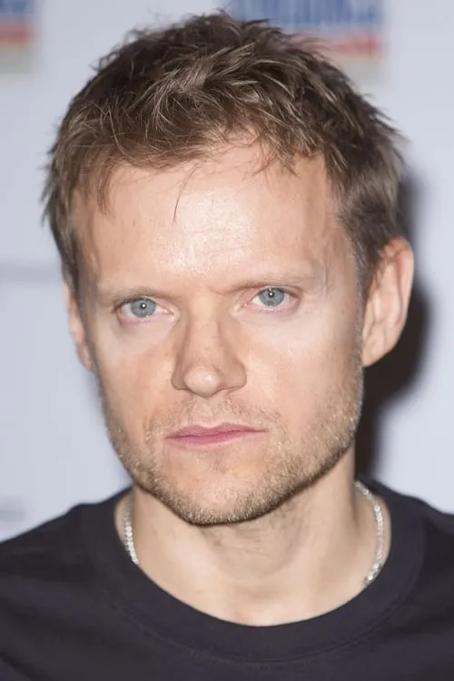 Marc Warren interpretando a Supervacuo