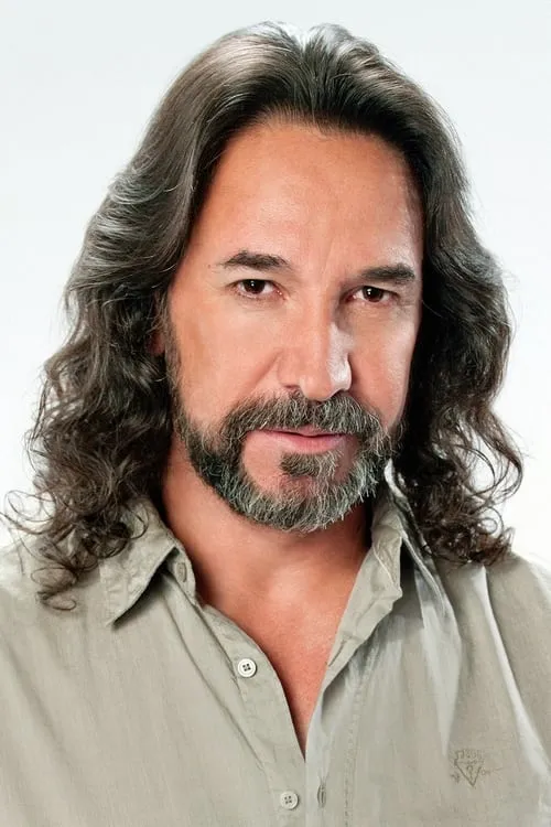 Marco Antonio Solís interpretando a 