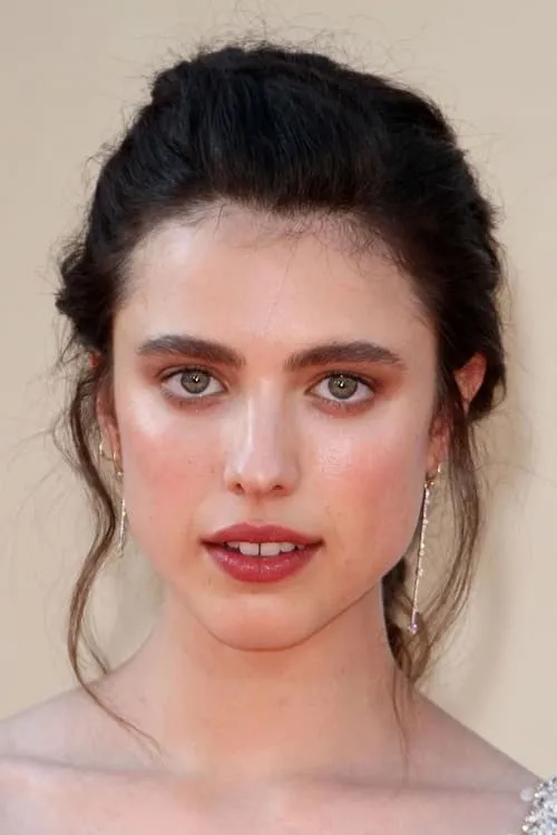 Margaret Qualley interpretando a Raquel