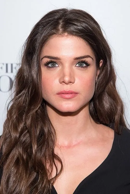 Marie Avgeropoulos interpretando a Jean Ann Jollett