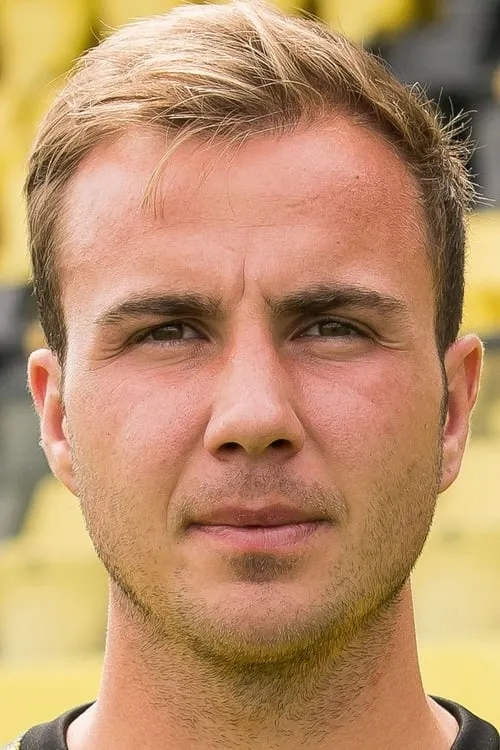 Mario Götze interpretando a Himself