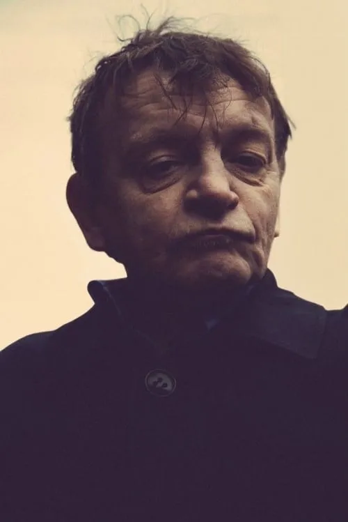 Mark E. Smith interpretando a Social Worker