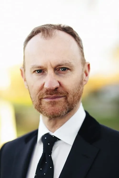 Mark Gatiss interpretando a Radio Announcer (voice)