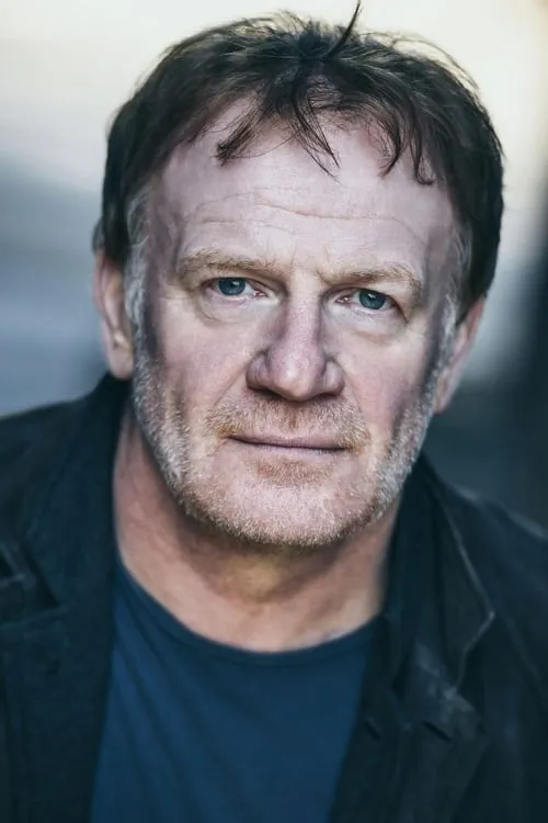 Foto de perfil del actor Mark Lewis Jones en el reparto