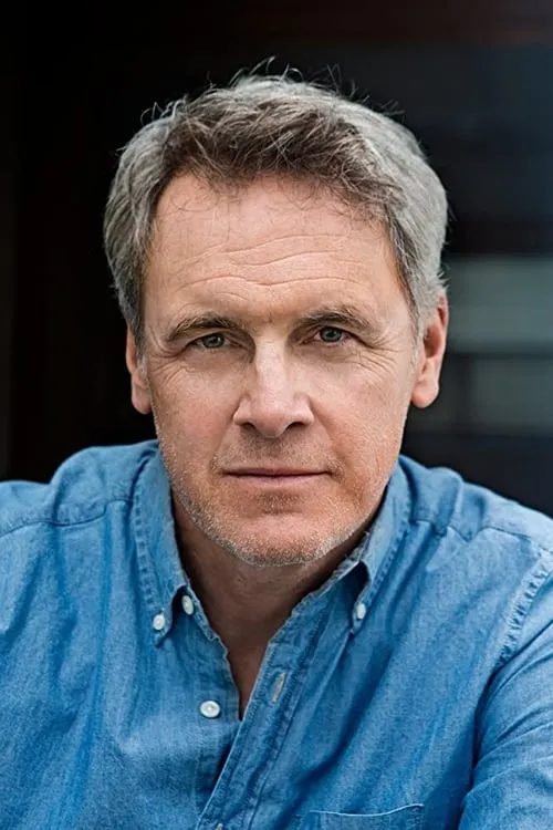 Mark Moses interpretando a Richard