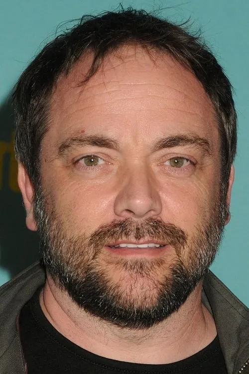 Mark Sheppard interpretando a Nigel Bowles