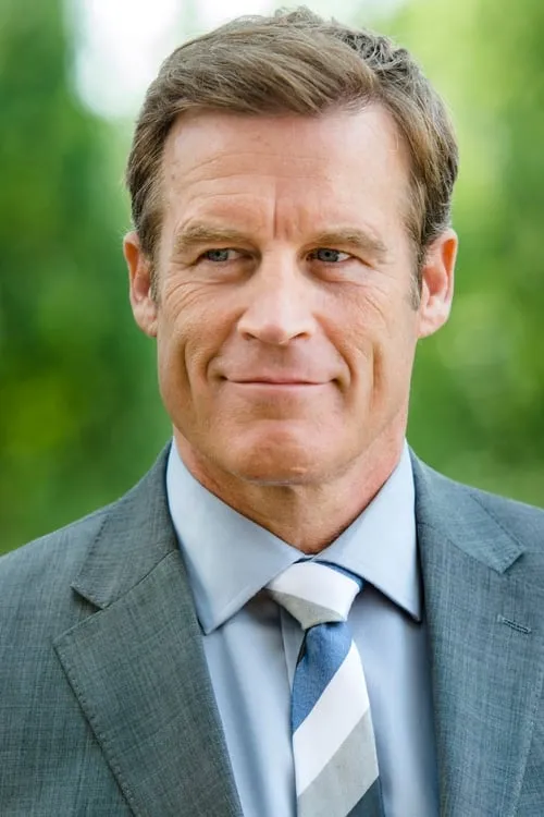 Mark Valley interpretando a Duncan Thatcher