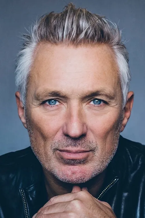 Martin Kemp interpretando a Mickey