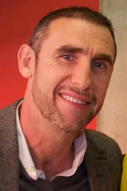 Martin Keown interpretando a Self