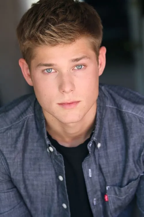 Mason Dye interpretando a Marc