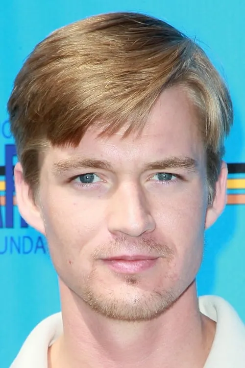 Mason Gamble interpretando a Brett Harrison