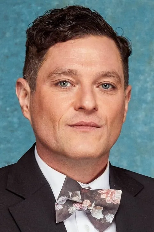 Mathew Horne interpretando a Sutcliffe