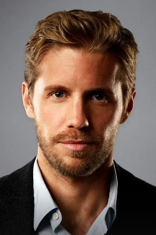 Matt Barr interpretando a Zach Stanley