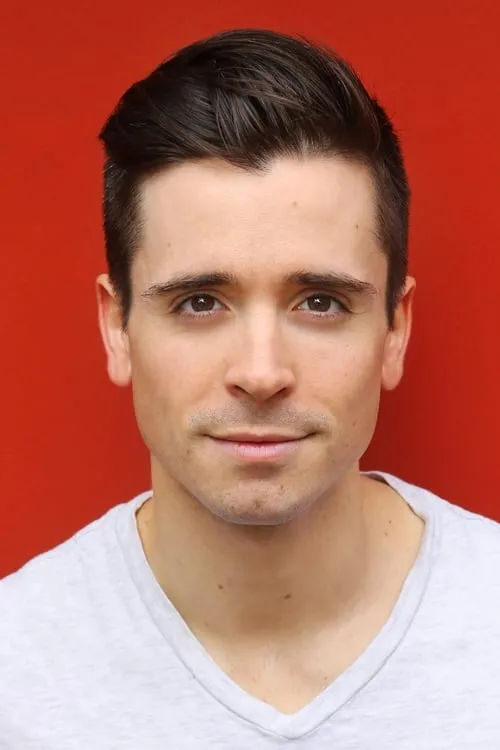 Matt Doyle interpretando a Captain Albert Lennox