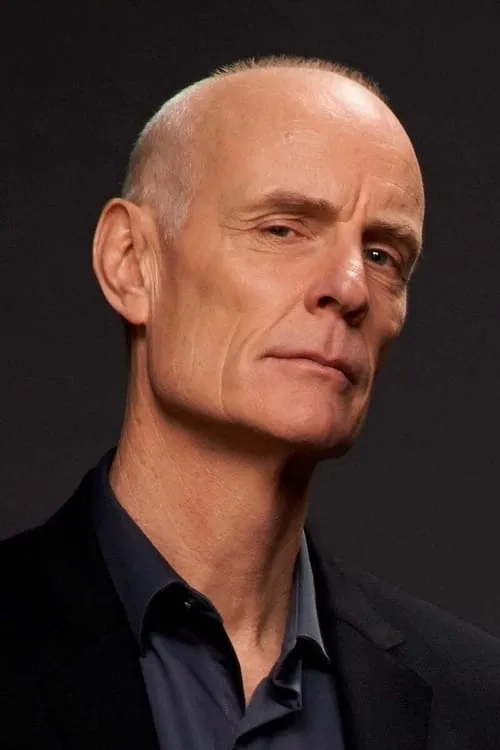 Matt Frewer interpretando a Greg