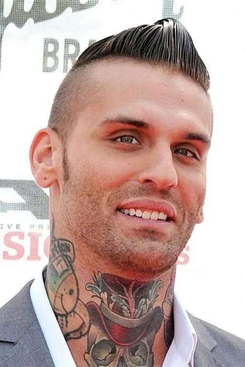 Matt Polinsky interpretando a Corey Graves