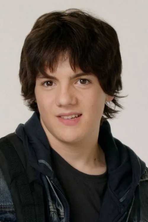 Matthew Knight interpretando a Harry