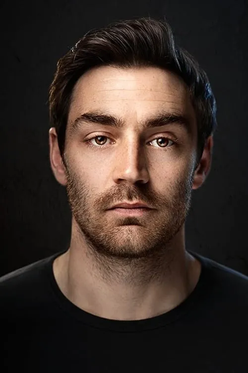 Matthew McNulty interpretando a Passport Checker Stuart