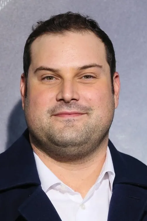 Max Adler interpretando a Drew Callaghan