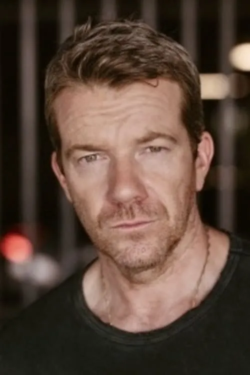 Max Beesley interpretando a Mark Hurst