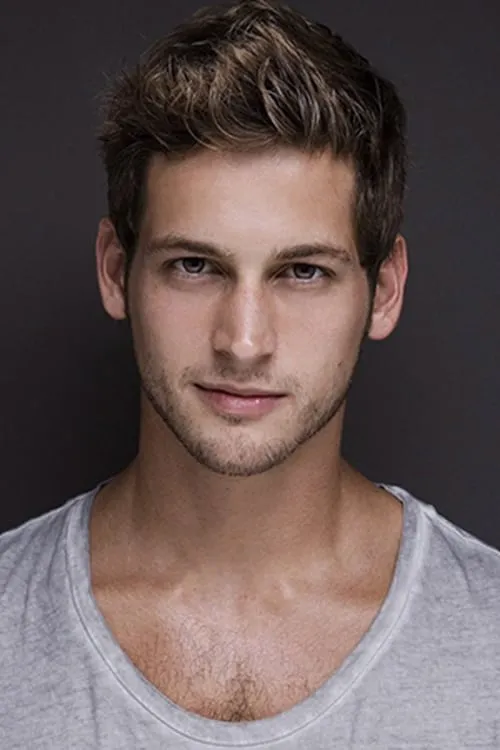 Max Emerson interpretando a Benji