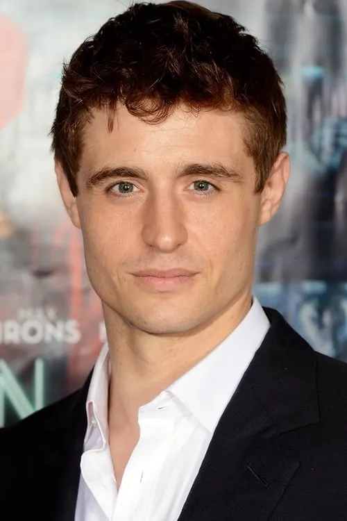 Max Irons interpretando a Tom