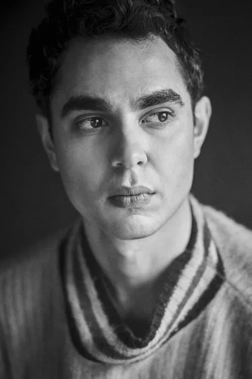 Max Minghella interpretando a Ben