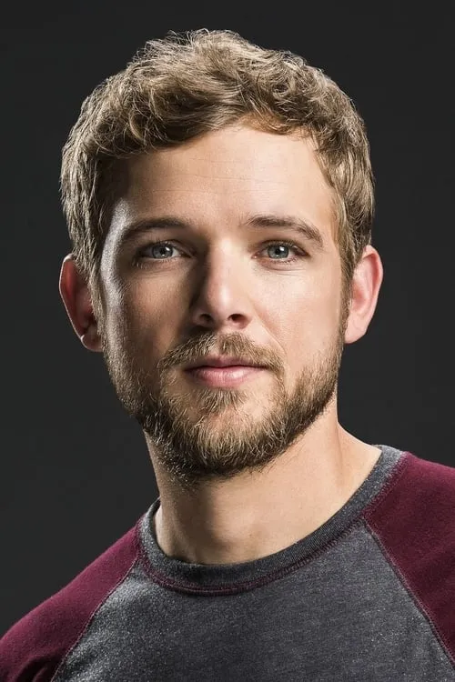 Max Thieriot interpretando a Bug