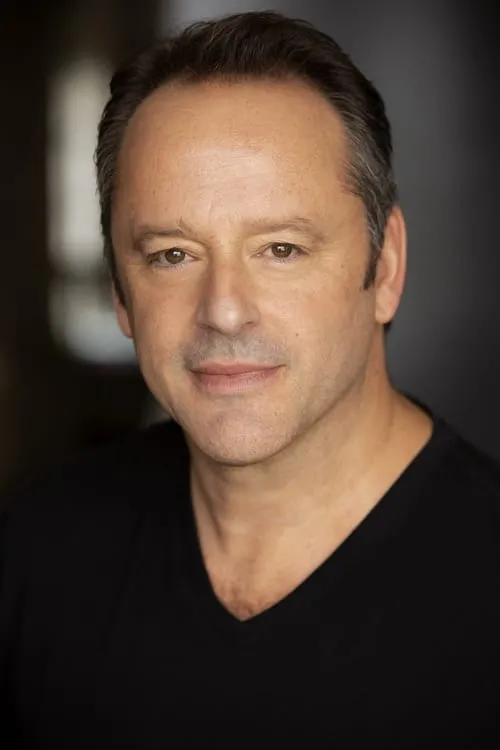 Gil Bellows interpretando a Brian Del Piso