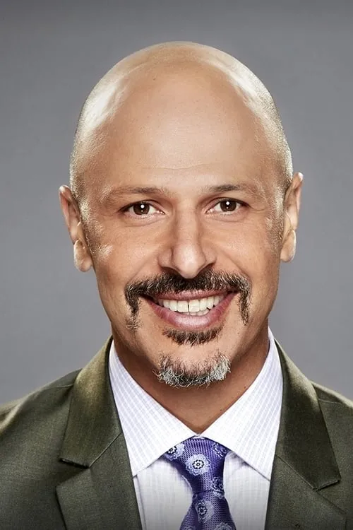 Maz Jobrani interpretando a Mike