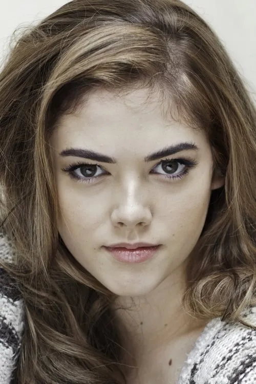 McKaley Miller interpretando a The Babysitter