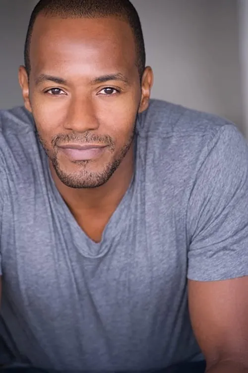 McKinley Freeman interpretando a Mitch