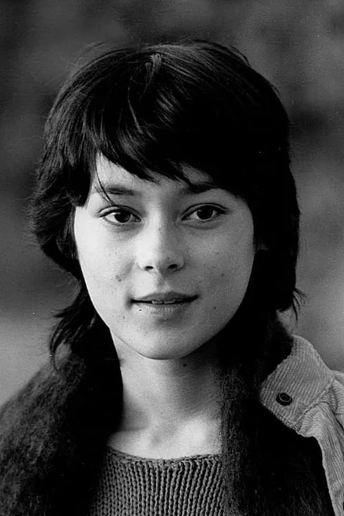 Meg Tilly interpretando a Min