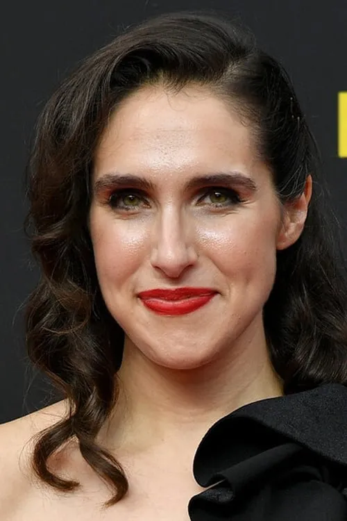 Megan Amram interpretando a Self