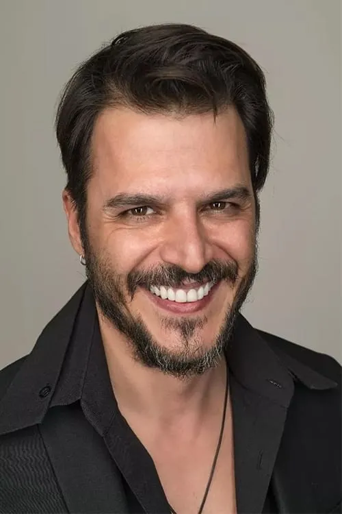 Foto de perfil del actor Mehmet Günsür en el reparto