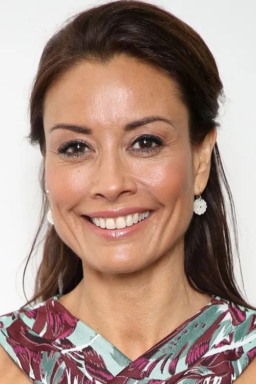 Melanie Sykes interpretando a Self