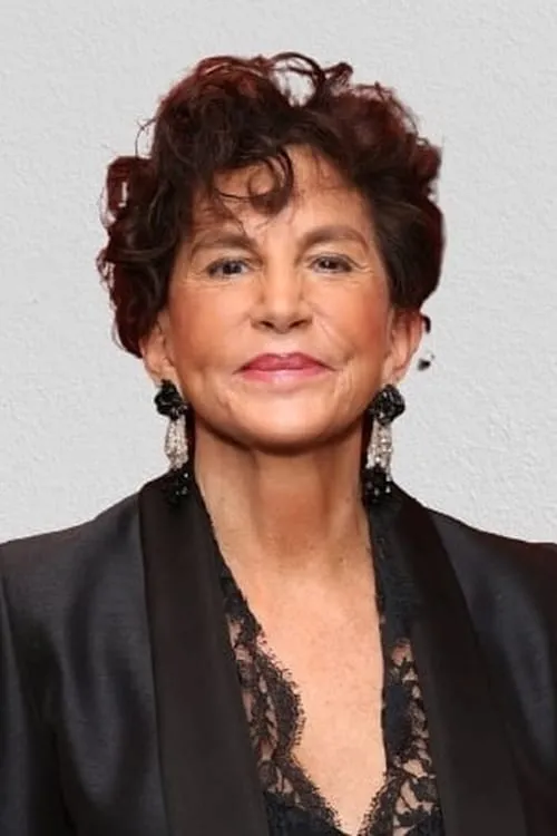 Mercedes Ruehl interpretando a Dolly Rawlins