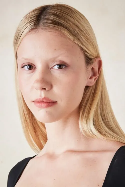 Mia Goth interpretando a Milja