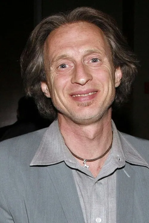 Michael Buscemi interpretando a 