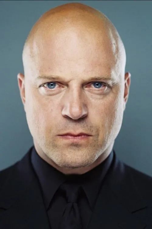 Michael Chiklis interpretando a Mike Flynt