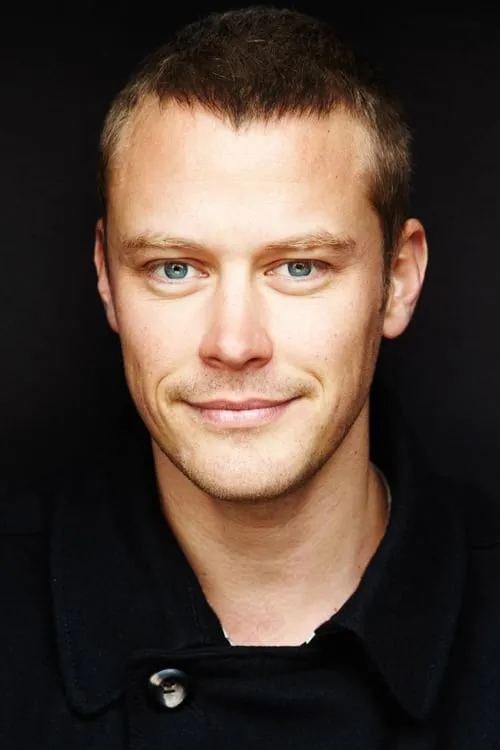 Michael Dorman interpretando a Tom Griffin