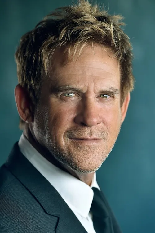 Michael Dudikoff interpretando a Daniel 'Mac' MacDonald