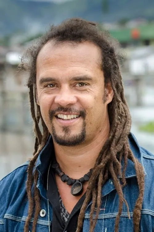 Michael Franti interpretando a Himself