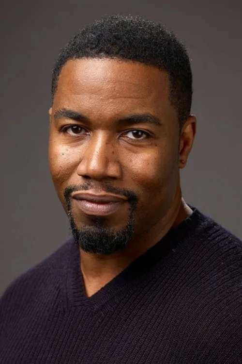 Michael Jai White interpretando a Barrington