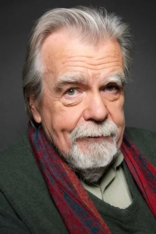 Michael Lonsdale interpretando a The Waiter