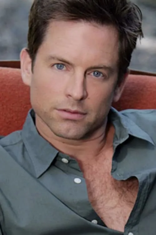 Michael Muhney interpretando a Daniel Savanah